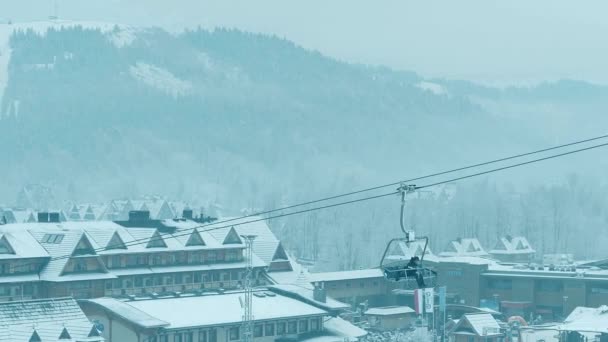 Bialka Tatrzanska, Polska - 3 lutego 2018 r. Alpejskie Wyciąg narciarski i wyciąg krzesełkowy — Wideo stockowe