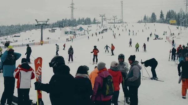 BIALKA TATRZANSKA, POLÓNIA - 4 DE FEVEREIRO DE 2018. Crowded encosta de esqui alpino, as montanhas Tatra — Fotografia de Stock