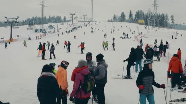 Bialka Tatrzanska, Polsko - 4 února 2018. Přeplněný alpské sjezdovky, v Tatrách — Stock video