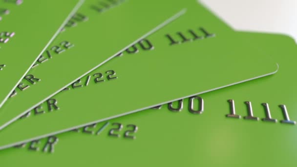 Зеленые пластиковые банковские карты, зацикленная анимация — стоковое видео
