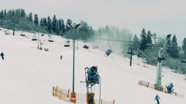 Pista de esquí alpino en Polonia, las montañas Tatra — Vídeos de Stock