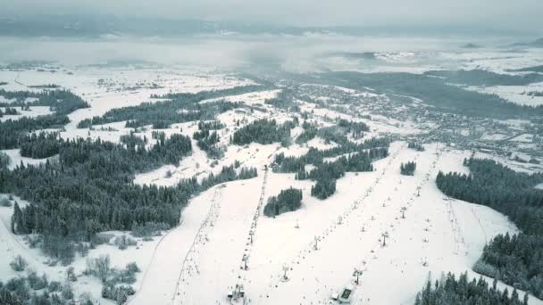 Vista aérea a gran altitud de las pistas de esquí de montaña en el sur de Polonia, las montañas Tatra — Vídeo de stock