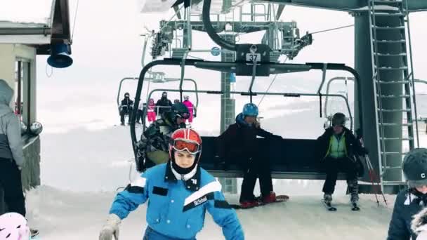 BIALKA TATRZANSKA, POLONIA - 3 DE FEBRERO DE 2018. Estación de telesilla o telesilla alpina en la cima de la montaña — Vídeos de Stock