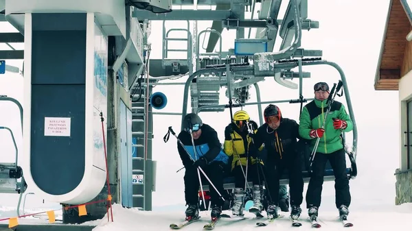 Bialka Tatrzanska, Polen - 4 februari 2018. Människor lämnar alpine ski lift eller stollift till bästa stationen på berget — Stockfoto