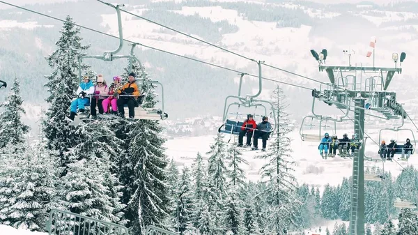 Bialka 카, 폴란드-2018 년 2 월 3 일. 산악 스키 리프트 또는 Tatra 산에 아름 다운 겨울 풍경에 대 한 chairlift — 스톡 사진