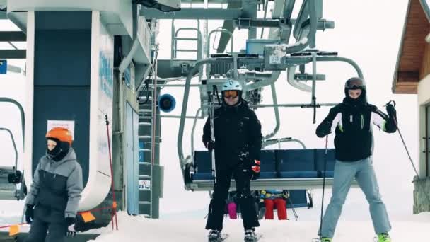 Bialka Apartments, Polen - februari 4, 2018. Mensen verlaten van alpine ski lift of stoeltjeslift bij het bergstation op de berg — Stockvideo