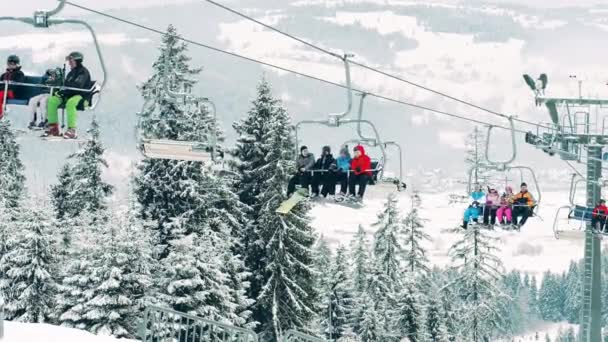 BIALKA TATRZANSKA, POLONIA - 3 DE FEBRERO DE 2018. Remonte de montaña o telesilla contra hermosos paisajes de invierno en las montañas Tatra — Vídeo de stock