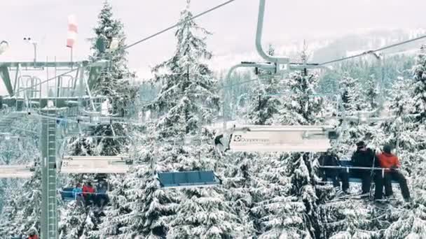 Bialka 카, 폴란드-2018 년 2 월 3 일. 산악 스키 리프트 또는 Tatra 산에 대 한 chairlift — 비디오