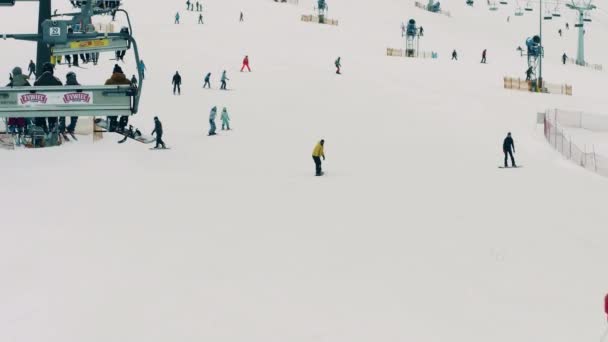 BIALKA TATRZANSKA, POLOGNE - 4 FÉVRIER 2018. Skieurs et snowboardeurs sur la piste de ski de montagne — Video