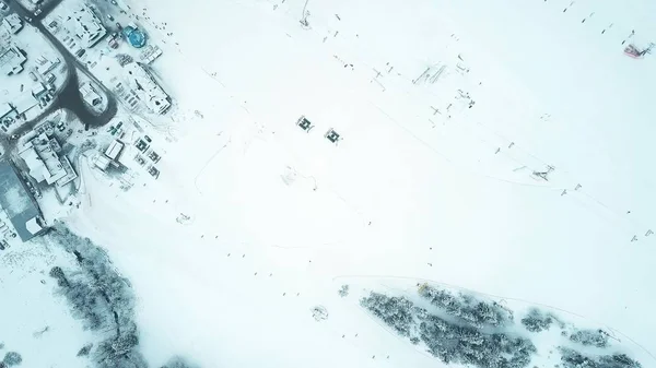 Vista aérea de cima para baixo de dois snowcats ou groomers de neve em uma pista de esqui de montanha — Fotografia de Stock