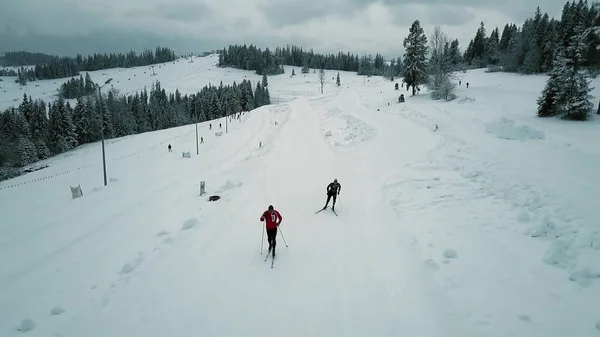 Bialka Tatrzanska, Polska - 3 lutego 2018 r. Widok z lotu ptaka narciarzy w górach — Zdjęcie stockowe