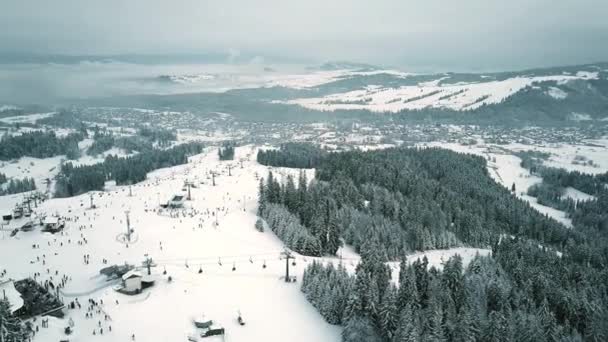 Vista aérea de la cima de una pista de esquí de montaña en el sur de Polonia, las montañas Tatra — Vídeo de stock
