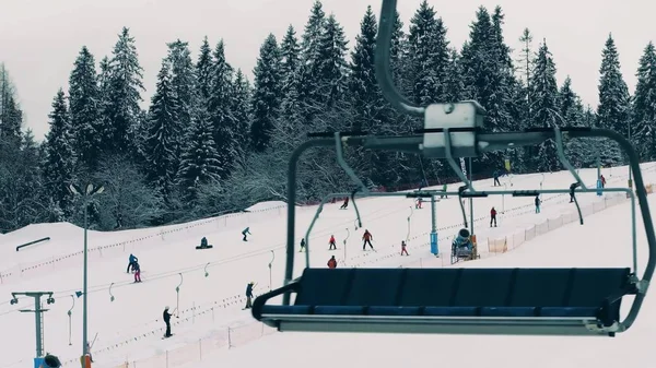 BIALKA TATRZANSKA, POLÓNIA - 4 DE FEVEREIRO DE 2018. Esquiadores e snowboarders na encosta de esqui de montanha, vista de skilift — Fotografia de Stock