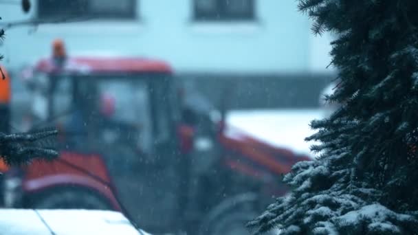 Trekker en weg werknemers op sneeuwruimen werken op een straat in de winter, slow-motion shot — Stockvideo