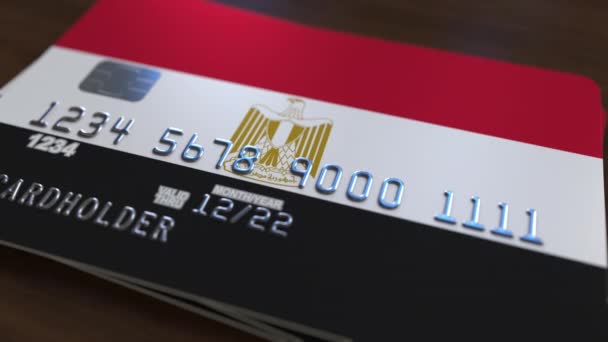 Пластиковая банковская карта с флагом Египта. Анимация в национальной банковской системе — стоковое видео