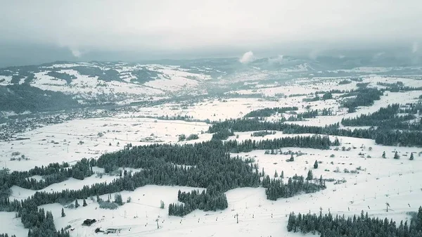 Foto aerea delle piste da sci di montagna nel sud della Polonia, le montagne dei Tatra — Foto Stock