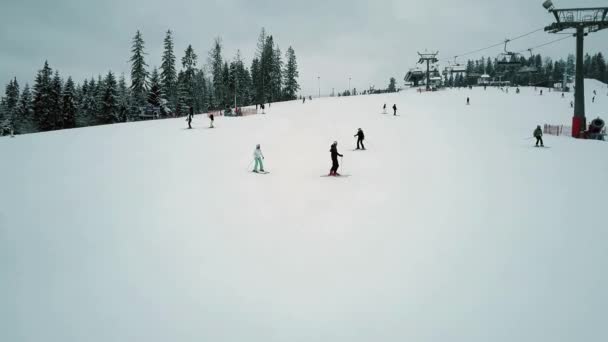 Bialka tatrzanska, polen - 3. februar 2018. luftaufnahme der skifahrer auf einem bergskihang — Stockvideo