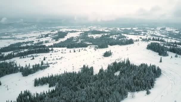 Возвышающаяся воздушная съемка горнолыжных склонов на юге Польши, Татры — стоковое видео