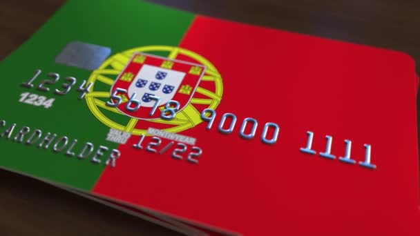 Plástico cartão bancário com bandeira de Portugal. Animação relacionada com o sistema bancário nacional — Vídeo de Stock