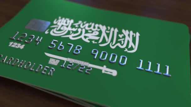 Tarjeta bancaria de plástico con bandera de Arabia Saudita. Animación relacionada con el sistema bancario nacional — Vídeos de Stock