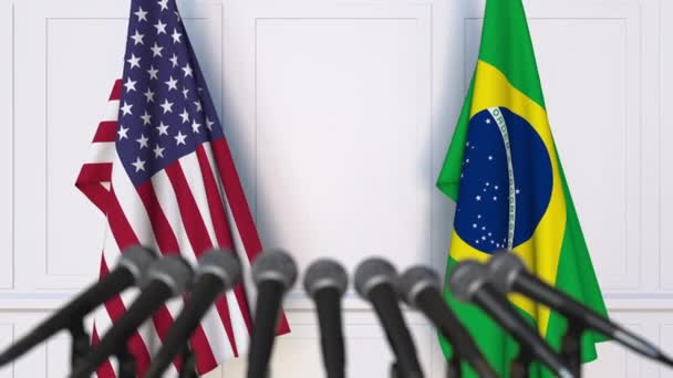 Banderas de Estados Unidos y Brasil en reunión internacional o en conferencia de prensa de negociaciones — Vídeo de stock