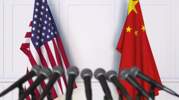 Flaggen der USA und Chinas bei internationalen Treffen oder Verhandlungen Pressekonferenz — Stockvideo