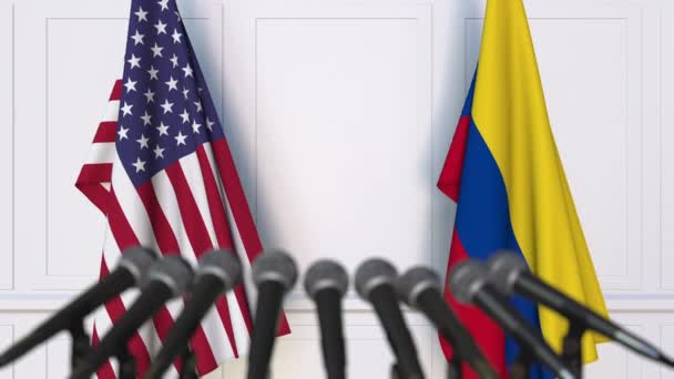 Banderas de Estados Unidos y Colombia en reunión internacional o en conferencia de prensa de negociaciones — Vídeo de stock