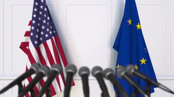 Banderas de los Estados Unidos y de la Unión Europea en la reunión internacional o en la conferencia de prensa de negociaciones — Vídeo de stock
