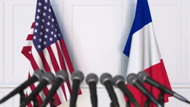 Bandeiras dos EUA e da França em reunião internacional ou negociações conferência de imprensa — Vídeo de Stock