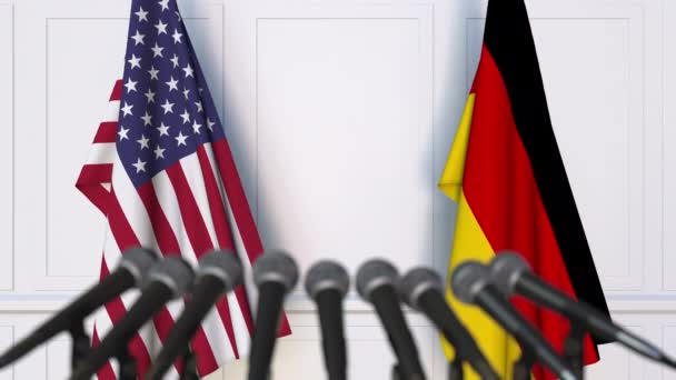 Banderas de los Estados Unidos y Alemania en la reunión internacional o en la conferencia de prensa de negociaciones — Vídeo de stock