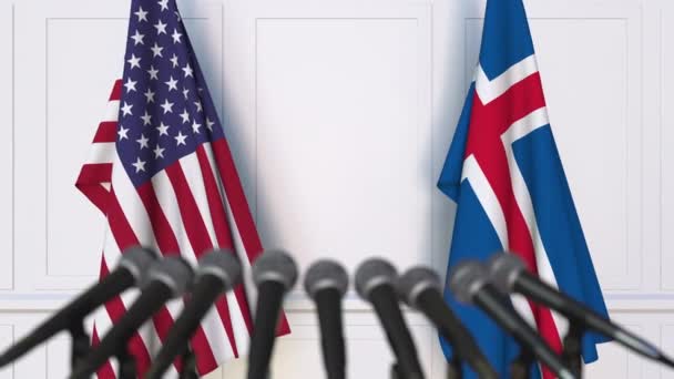 Flaggor av Usa och Island vid internationella förhandlingar eller möte presskonferens — Stockvideo