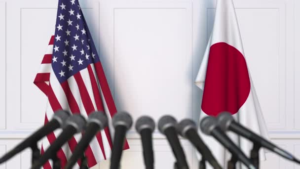 Флаги США и Японии на международной встрече или пресс-конференции — стоковое видео