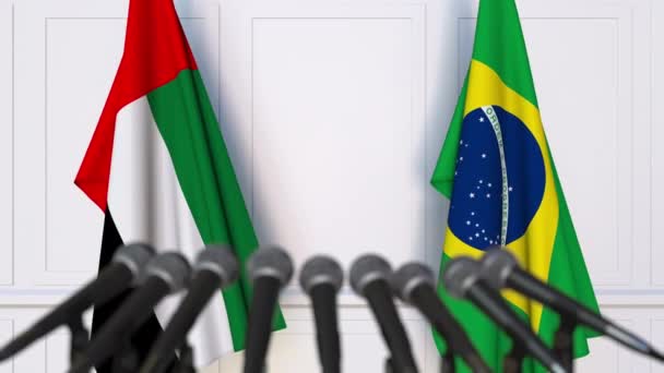 Bandeiras dos Emirados Árabes Unidos e do Brasil em reunião internacional ou negociações conferência de imprensa — Vídeo de Stock