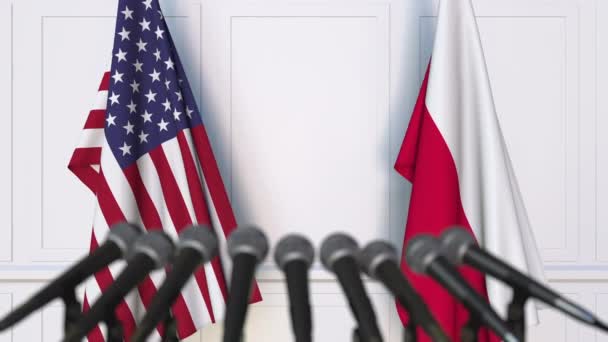 Flagi Usa i Polski na międzynarodowej konferencji prasowej spotkania lub negocjacji — Wideo stockowe