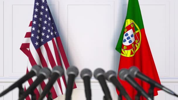 国際会議や交渉の記者会見でアメリカとポルトガルの国旗 — ストック動画