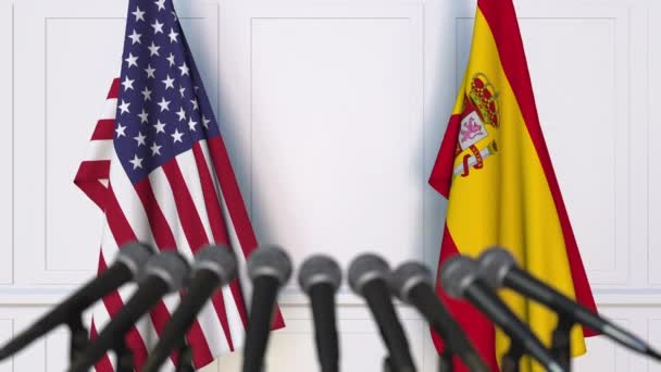 Banderas de Estados Unidos y España en reunión internacional o en conferencia de prensa de negociaciones — Vídeo de stock