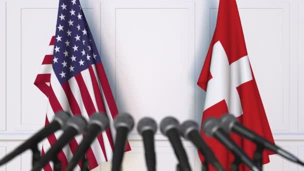 Flagi Usa i Szwajcarii na międzynarodowej konferencji prasowej spotkania lub negocjacji — Wideo stockowe