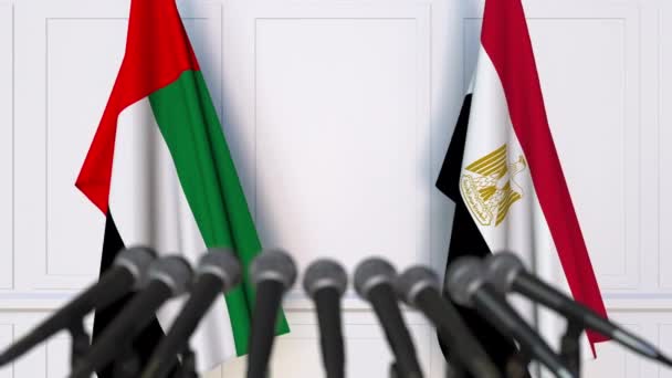 Bandeiras dos Emirados Árabes Unidos e do Egito em reunião internacional ou negociações conferência de imprensa — Vídeo de Stock