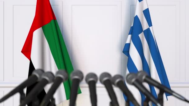 Bandeiras dos Emirados Árabes Unidos e da Grécia em reunião internacional ou negociações conferência de imprensa — Vídeo de Stock
