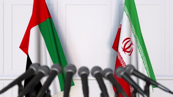 Flaggen der Uae und Iran bei internationalen Treffen oder Verhandlungen Pressekonferenz — Stockvideo