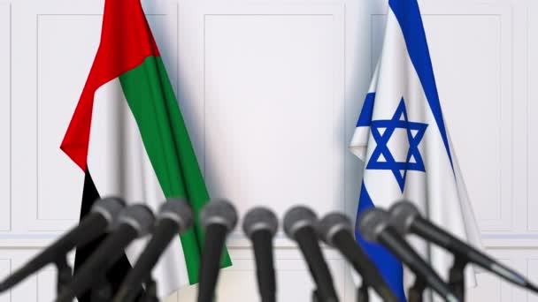 Sajtótájékoztatón nemzetközi értekezlet vagy a tárgyalások Izrael és az Egyesült Arab Emírségek zászlók — Stock videók