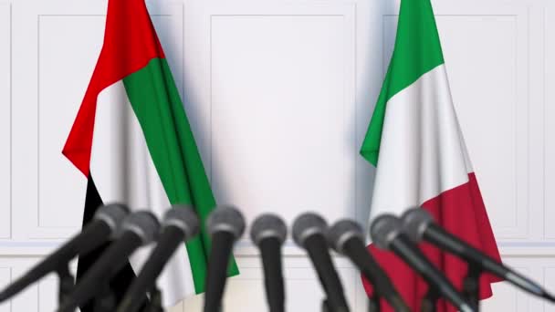 Sajtótájékoztatón nemzetközi értekezlet vagy a tárgyalások Olaszország és az Egyesült Arab Emírségek zászlók — Stock videók