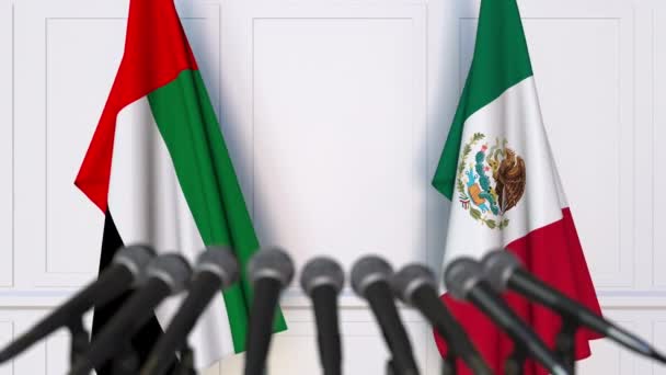 Bandeiras dos Emirados Árabes Unidos e México em reunião internacional ou negociações conferência de imprensa — Vídeo de Stock