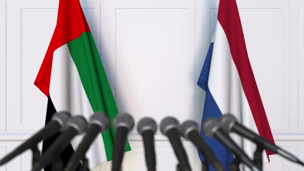 Bandiere degli Emirati Arabi Uniti e dei Paesi Bassi alla riunione internazionale o alla conferenza stampa dei negoziati — Video Stock