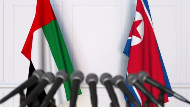 Flaggor i Förenade Arabemiraten och Nordkorea vid internationella förhandlingar eller möte presskonferens — Stockvideo