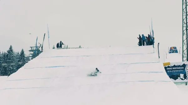 Bialka Apartments, Polen - 3 februari 2018. Snowboard freestyle rider niet uitvoeren van een truc op de trampoline — Stockfoto