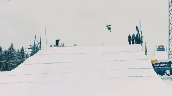 Bialka 카, 폴란드-2018 년 2 월 3 일. 트램 폴 린에 속임수를 수행 하는 프리 스타일 스키 — 스톡 사진