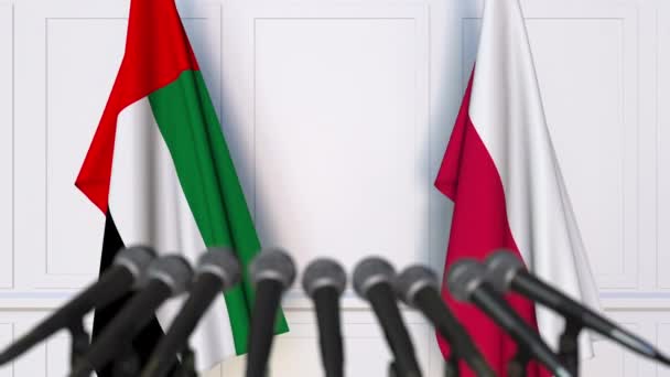 Flaggen der Uae und Poland bei internationalen Treffen oder Verhandlungen Pressekonferenz — Stockvideo