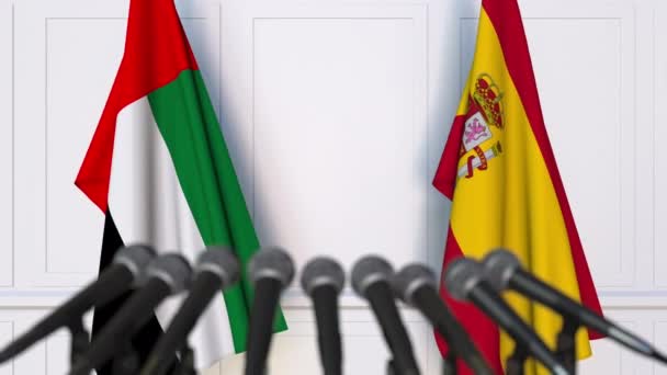 Banderas de los Emiratos Árabes Unidos y España en reunión internacional o en conferencia de prensa de negociaciones — Vídeos de Stock