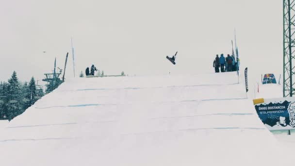 Bialka Apartments, Polen - 3 februari 2018. Snowboard freestyle rider niet uitvoeren van een truc op de trampoline — Stockvideo